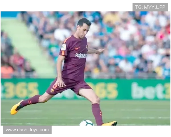 足球巨星技巧揭秘 让你快速提升球场表现的必备训练方法